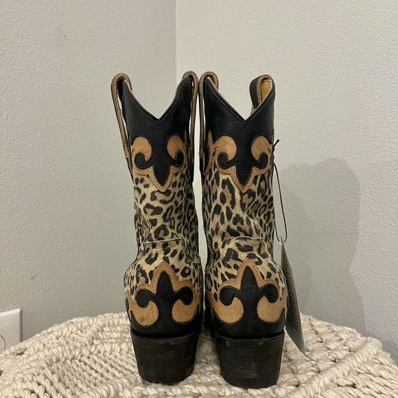 Boots - Picture 4 of 7